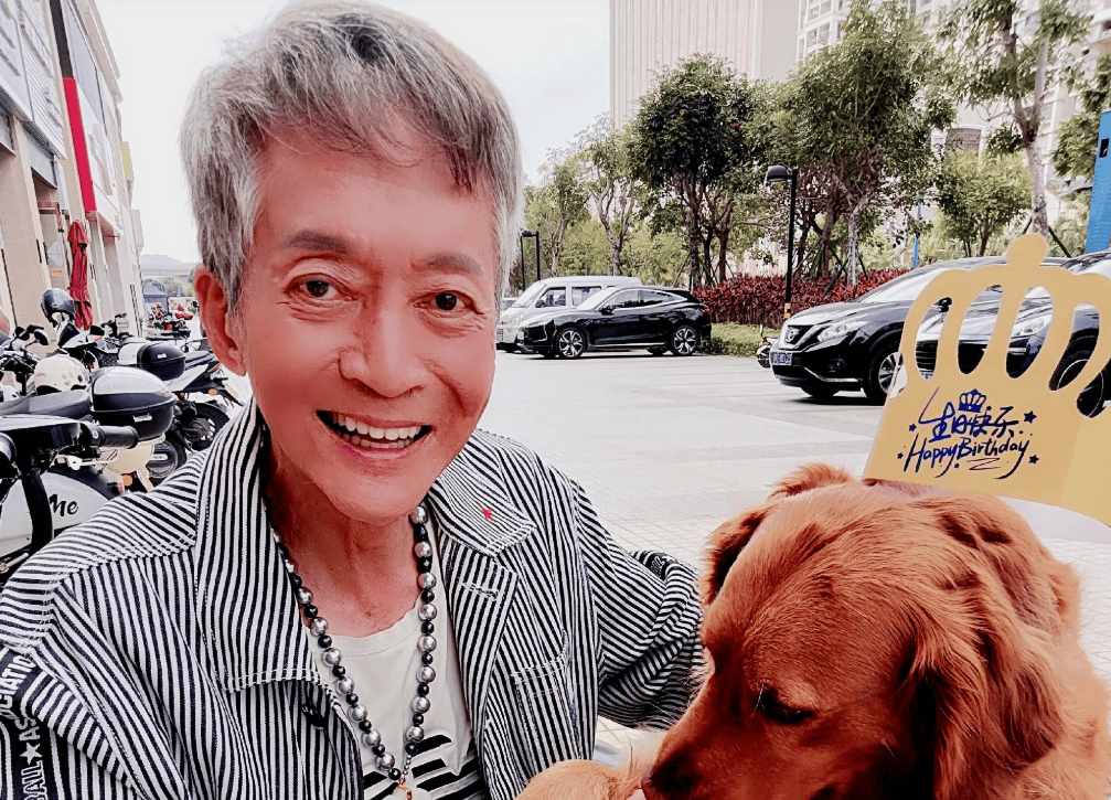 在影片中的方刚是一个坏事做尽的大恶人,生活中是一个善良的人,年轻时