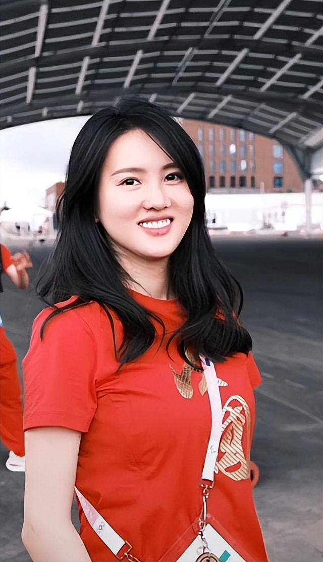 31岁陈若琳与牛骏峰同游环球影城:曾晒过巴黎合影,是杨紫发小!
