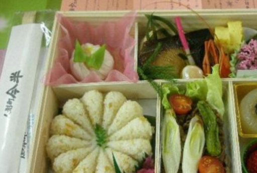 都说日本火车便当好吃,中国游客到日本火车上吃了一份,当场傻眼