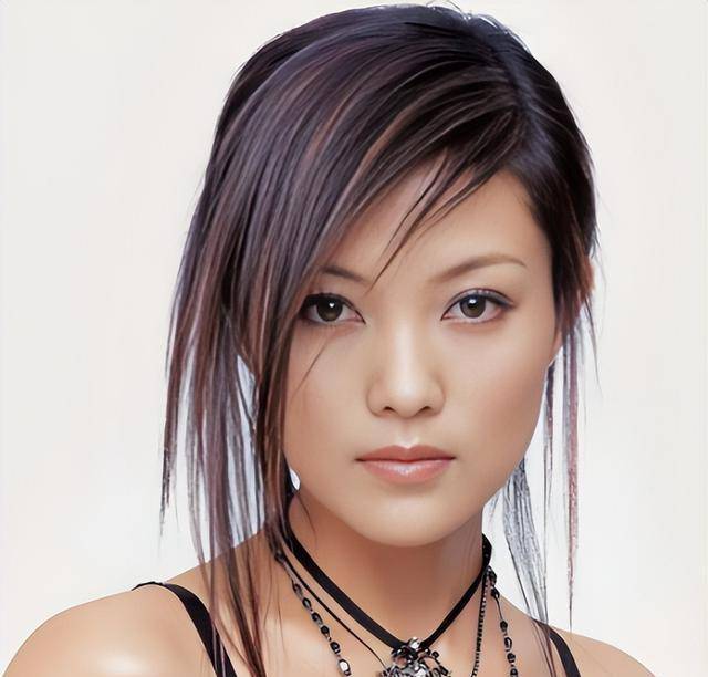 她被称为玉女掌门人",四登春晚,明知男友是逃犯,她却这样说_谢雨欣_潘