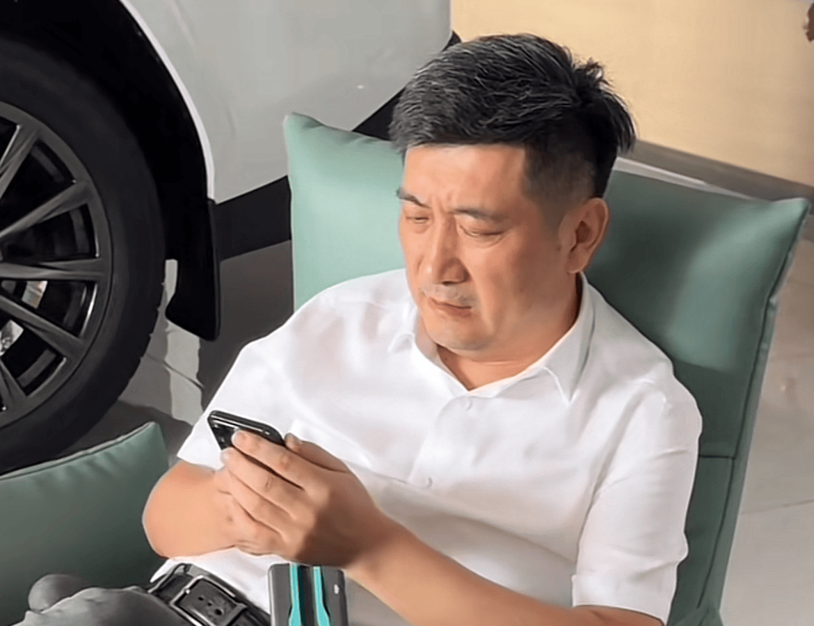 曝西蒙老杜再次塌房!坐路边吃煎饼逛夜市买廉价袜子,疑团队运作