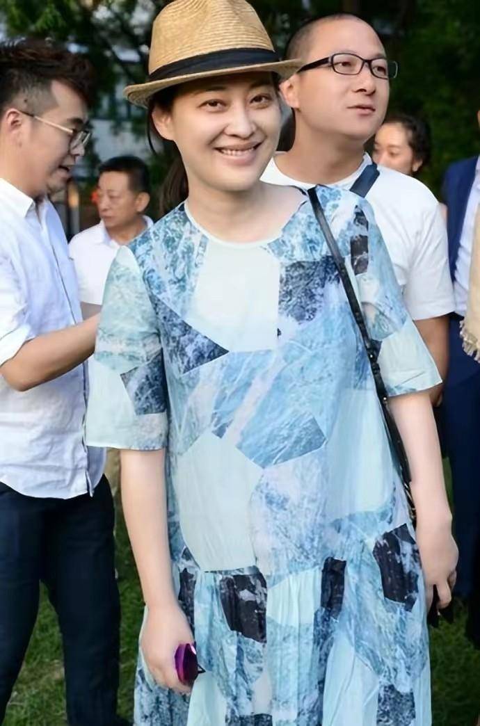 梅婷和老公参加婚礼,她穿纱裙嫩成美少女,老公不修边幅似铁憨憨