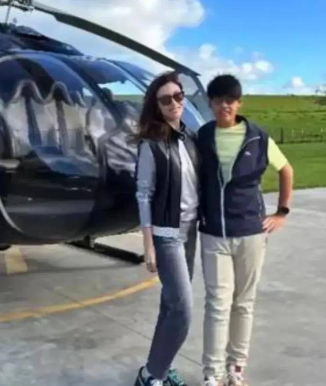 十三像三十!李嘉欣儿子近照曝光,男大十八变,越变越像萨瓦迪卡