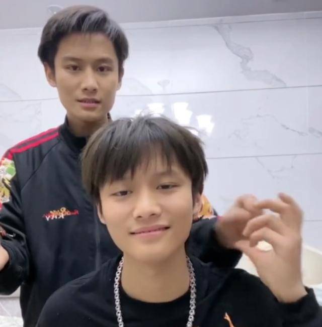 辛巴和三只羊直播带货起冲突，小杨哥账号一个月掉粉超70万！-辛巴和小鹿