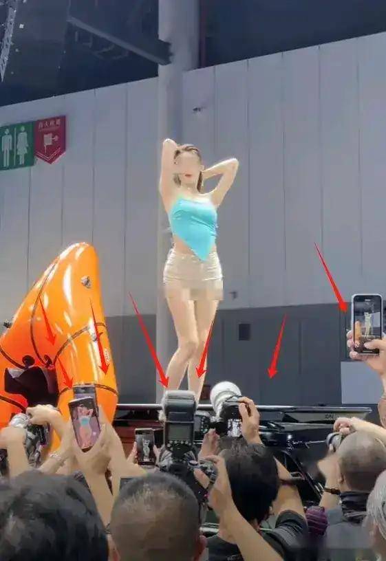 原创            成都车展一女子躺车顶肆意摆大尺度动作，是卖车还是卖相，引网友争议-成都车展2021mpv