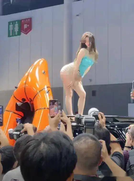 原创            成都车展一女子躺车顶肆意摆大尺度动作，是卖车还是卖相，引网友争议-成都车展2021mpv