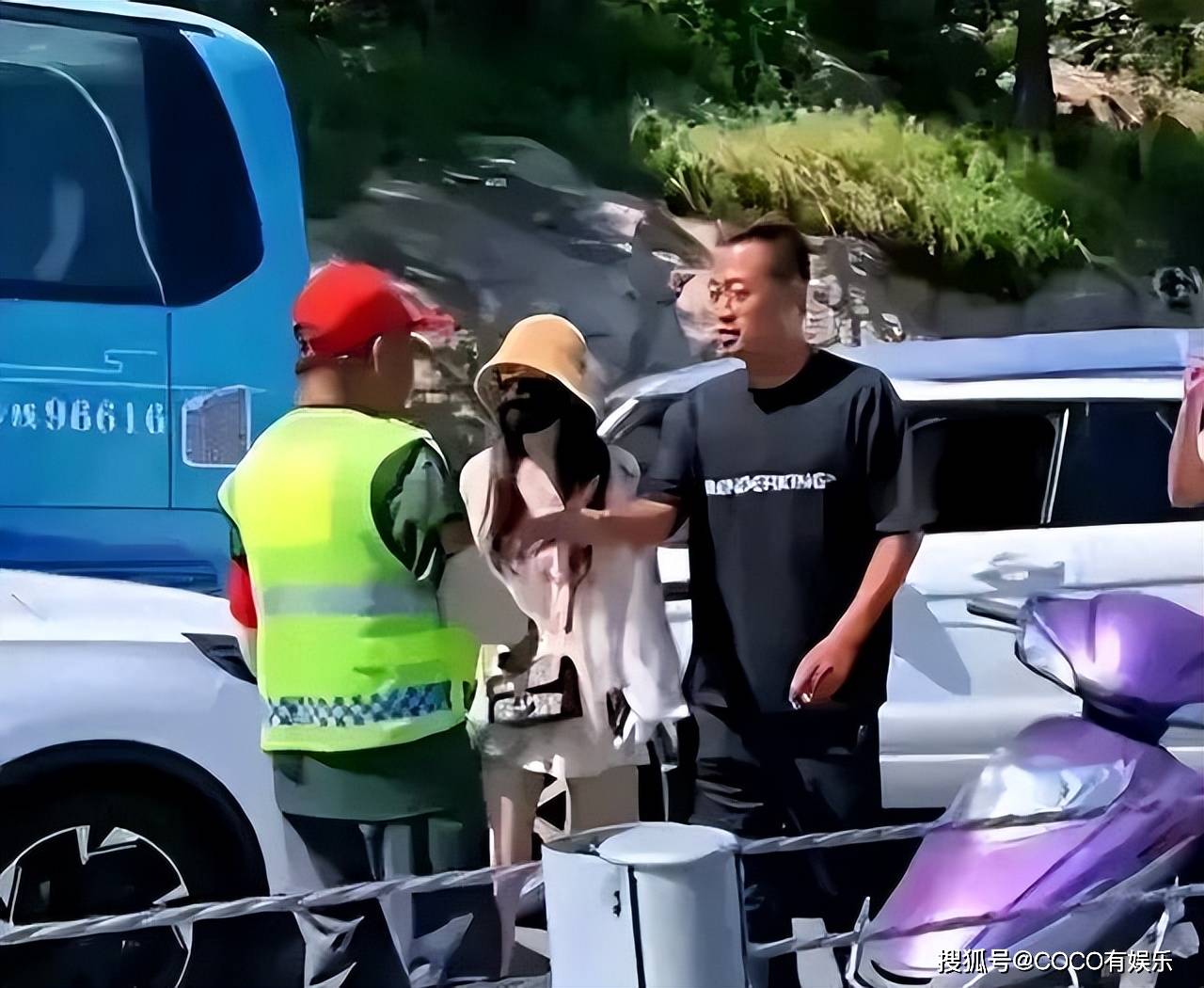 路虎女事件新进展:林某静止不动,女子竟插入顺行道?