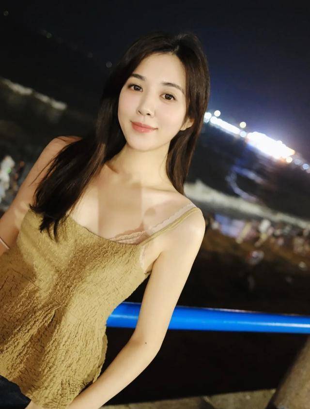 王晓晨晒99朵玫瑰花束,捧爱心蛋糕秀恩爱,疑似男友俞灏明所送