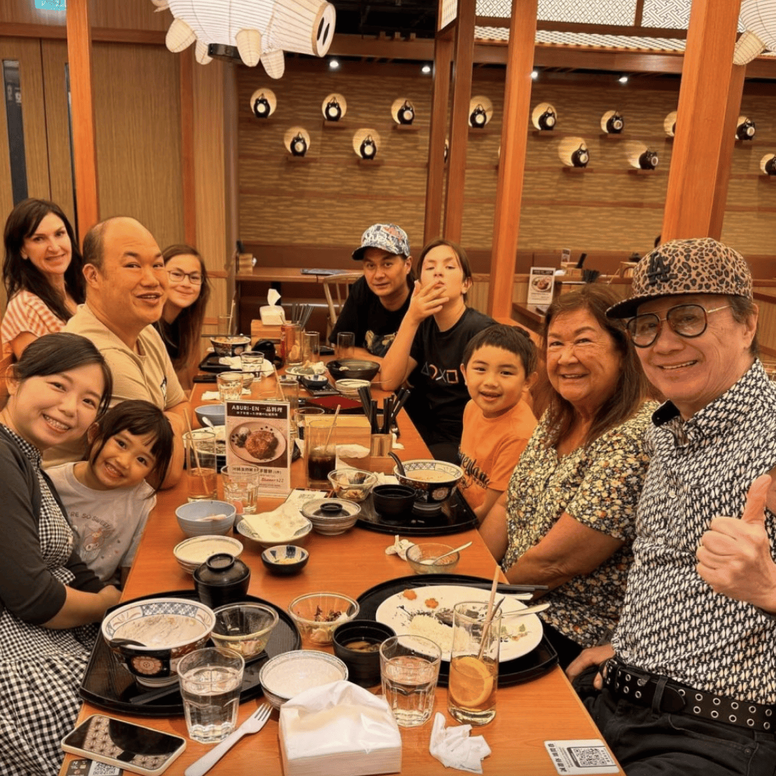 许冠杰庆祝76岁生日，三代同堂外出吃饭，混血双胞胎孙子长发披肩-许冠杰演唱视频