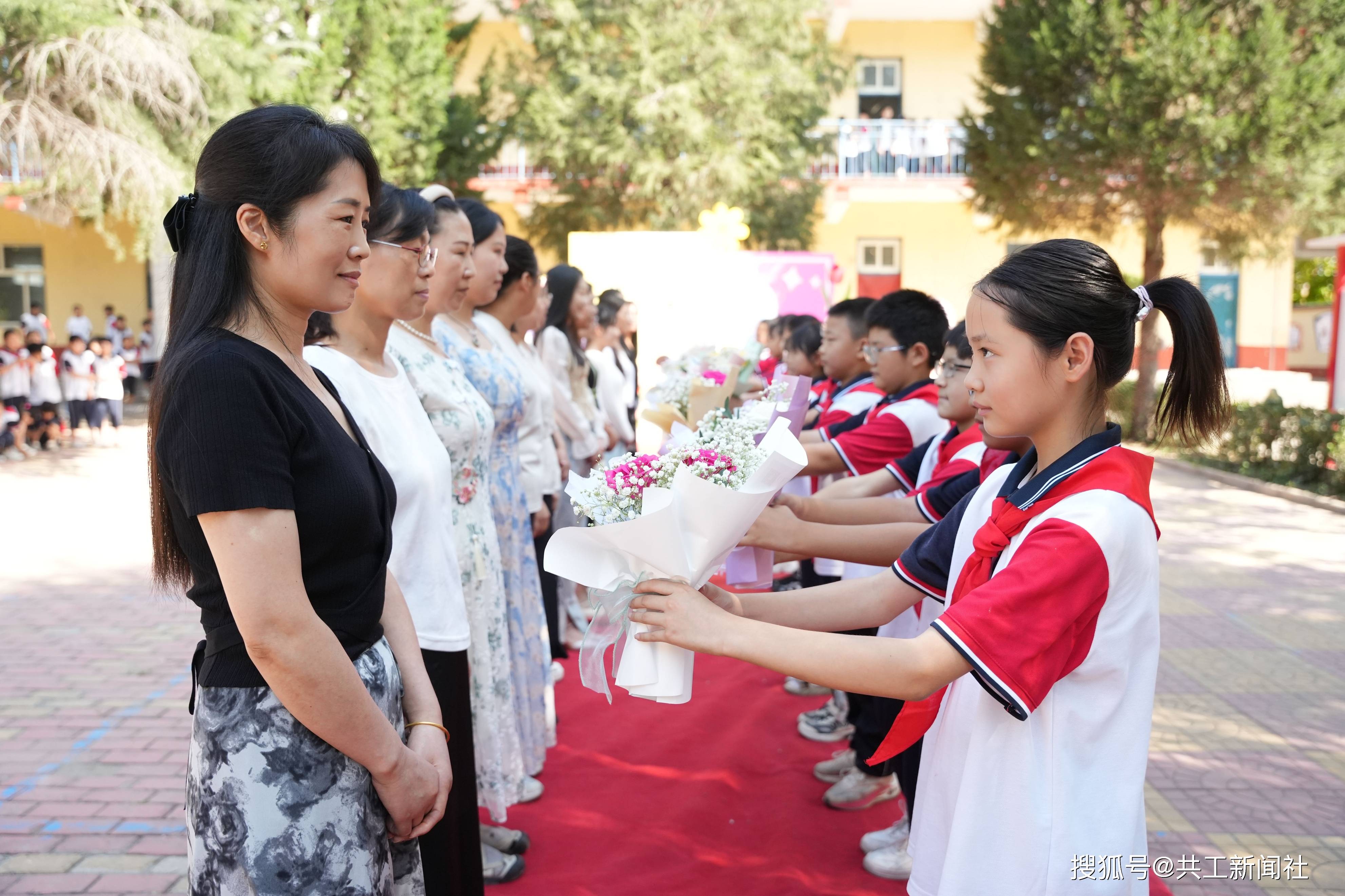 教师节鞠躬的图片图片