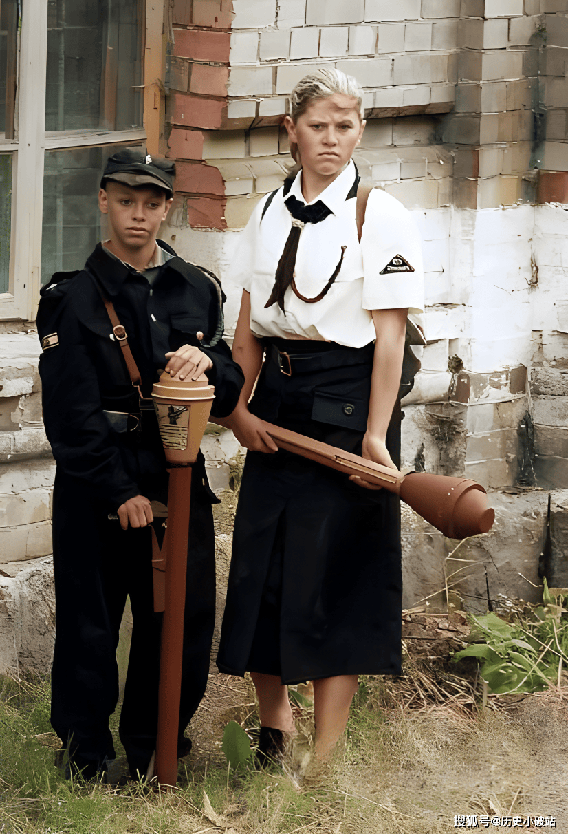 上色老照片:被解救的慰安妇;莫高窟王道士;一日本士兵携犬乞讨_斯坦因