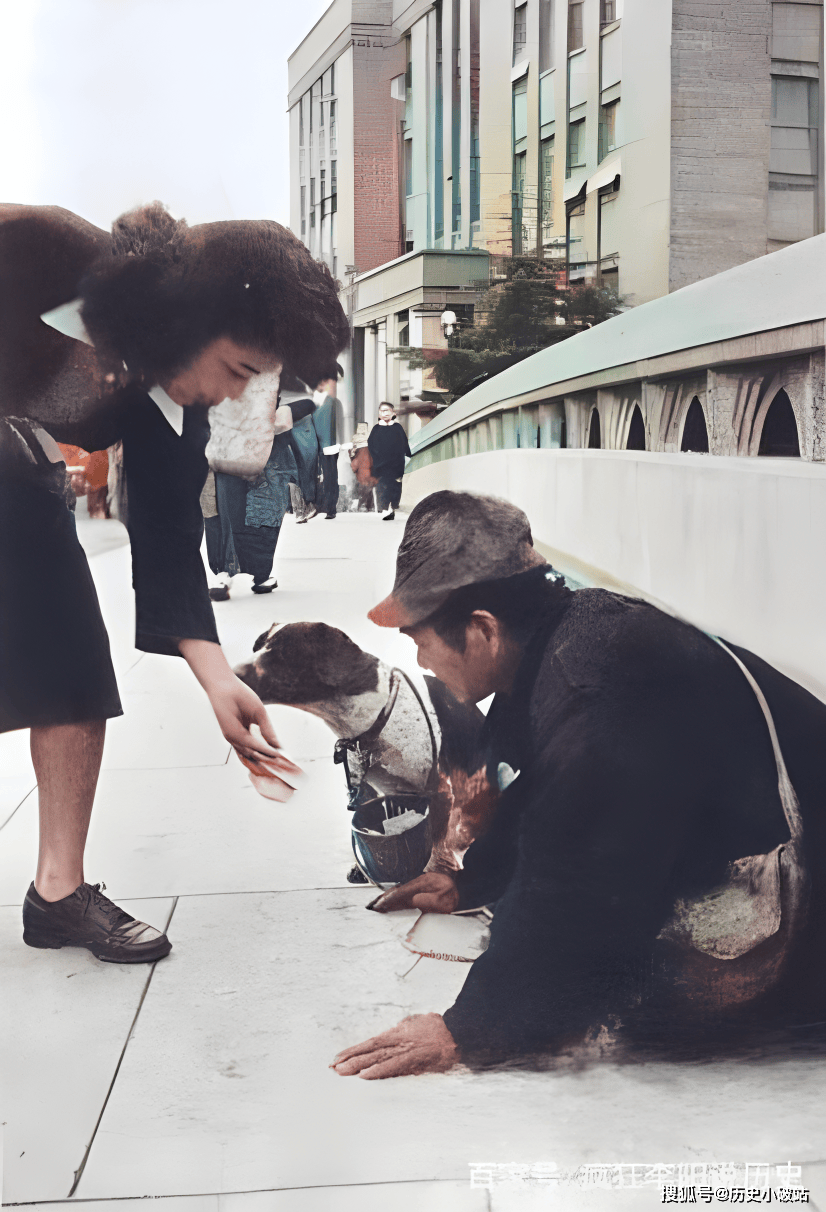 上色老照片:被解救的慰安妇;莫高窟王道士;一日本士兵携犬乞讨_斯坦因