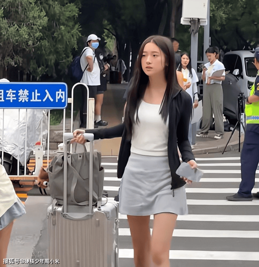 北京电影学院新生开学,满校园都是美女大长腿:这怎么选校花?