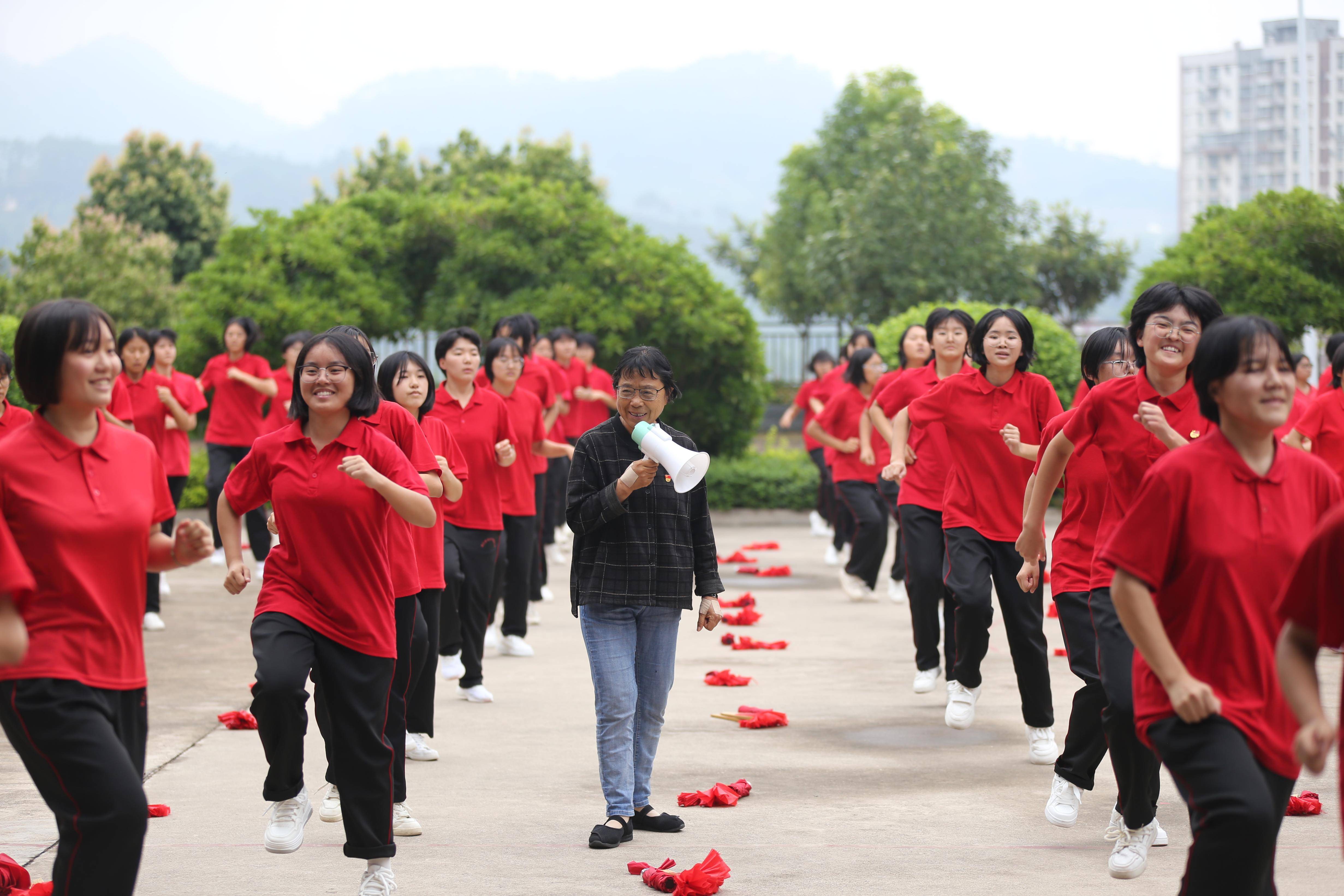 "校长妈妈"张桂梅:我把她们送出大山,她们把我留在人间_女孩_华坪县