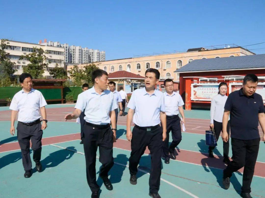 清丰县县委书记高尚功莅临县幸福路小学开展教师节慰问活动