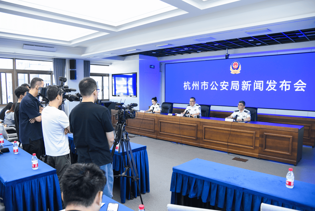杭州市公安局常务副局长周郑表示,行动期间,杭州公安加大了对涉黑恶