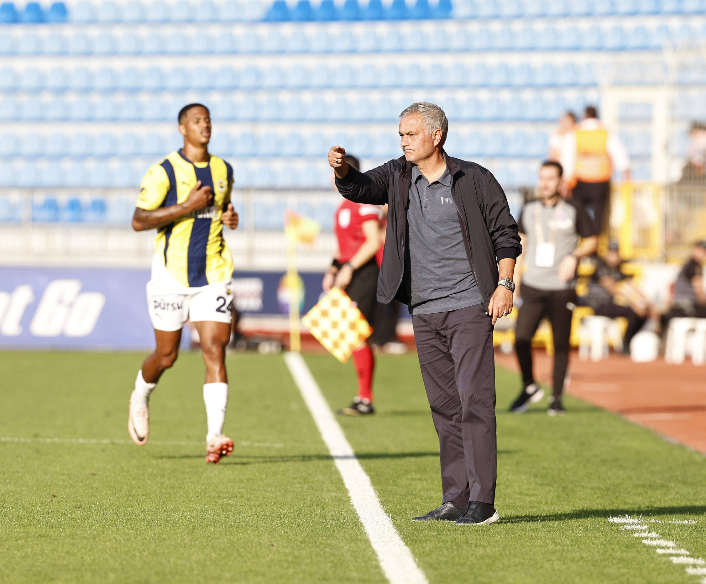 穆帅的费内巴切2:0轻取老6,土超老5瑟瑟发抖,争冠形势仍迷离