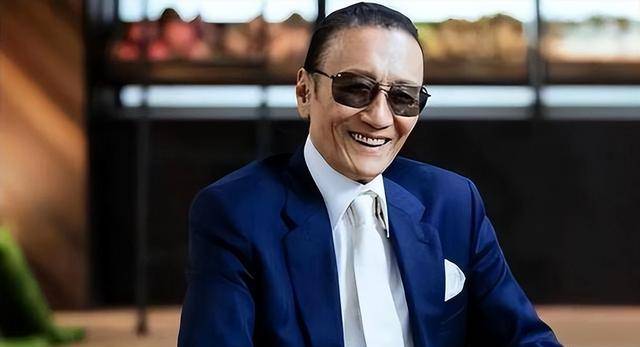 香港影帝谢贤现状曝光!一身黑衣现身街头,87岁的他拄拐杖找厕所