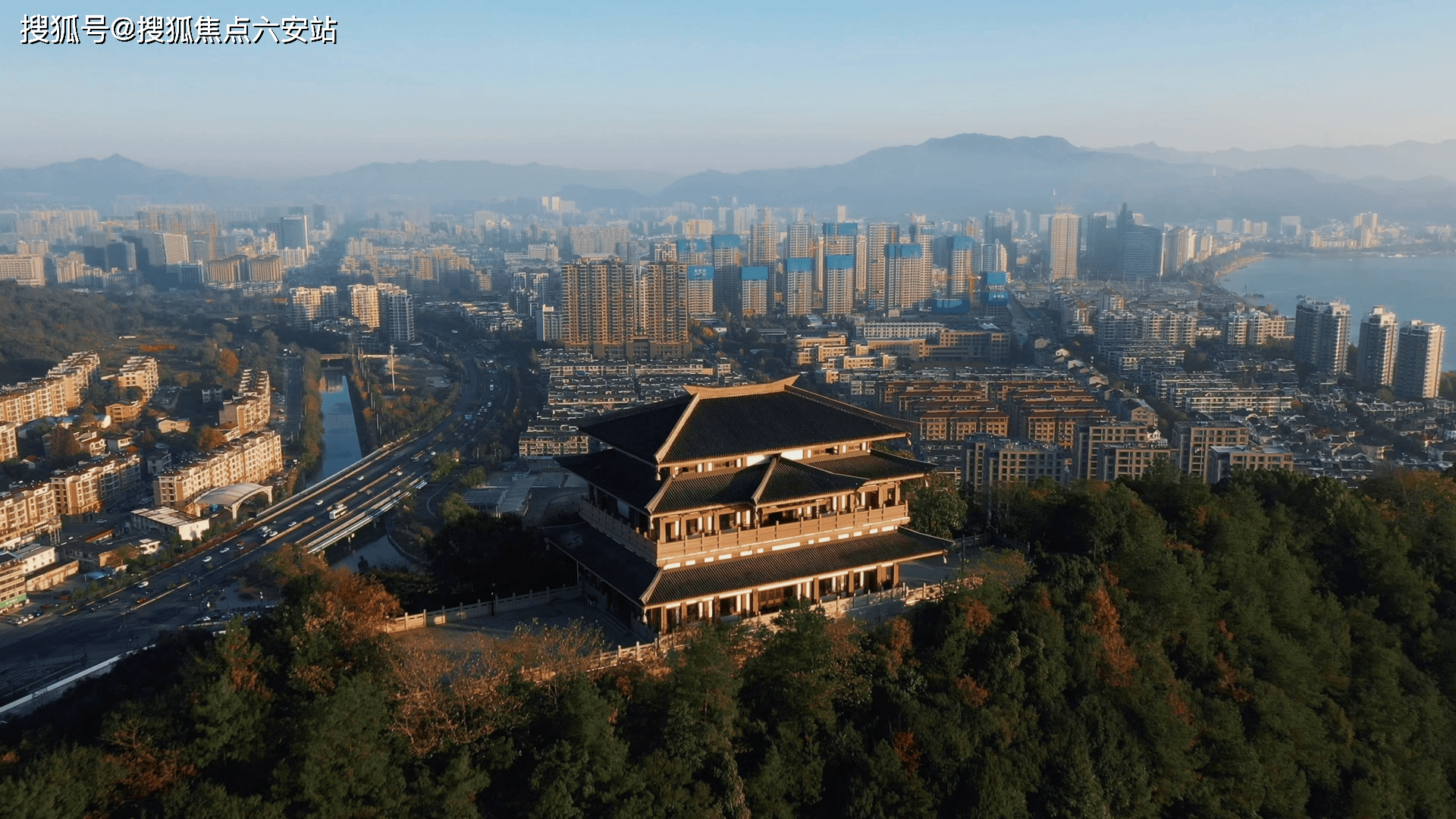 富春山馆由公望美术馆,富阳博物馆,富阳图书馆,城市书房组成.