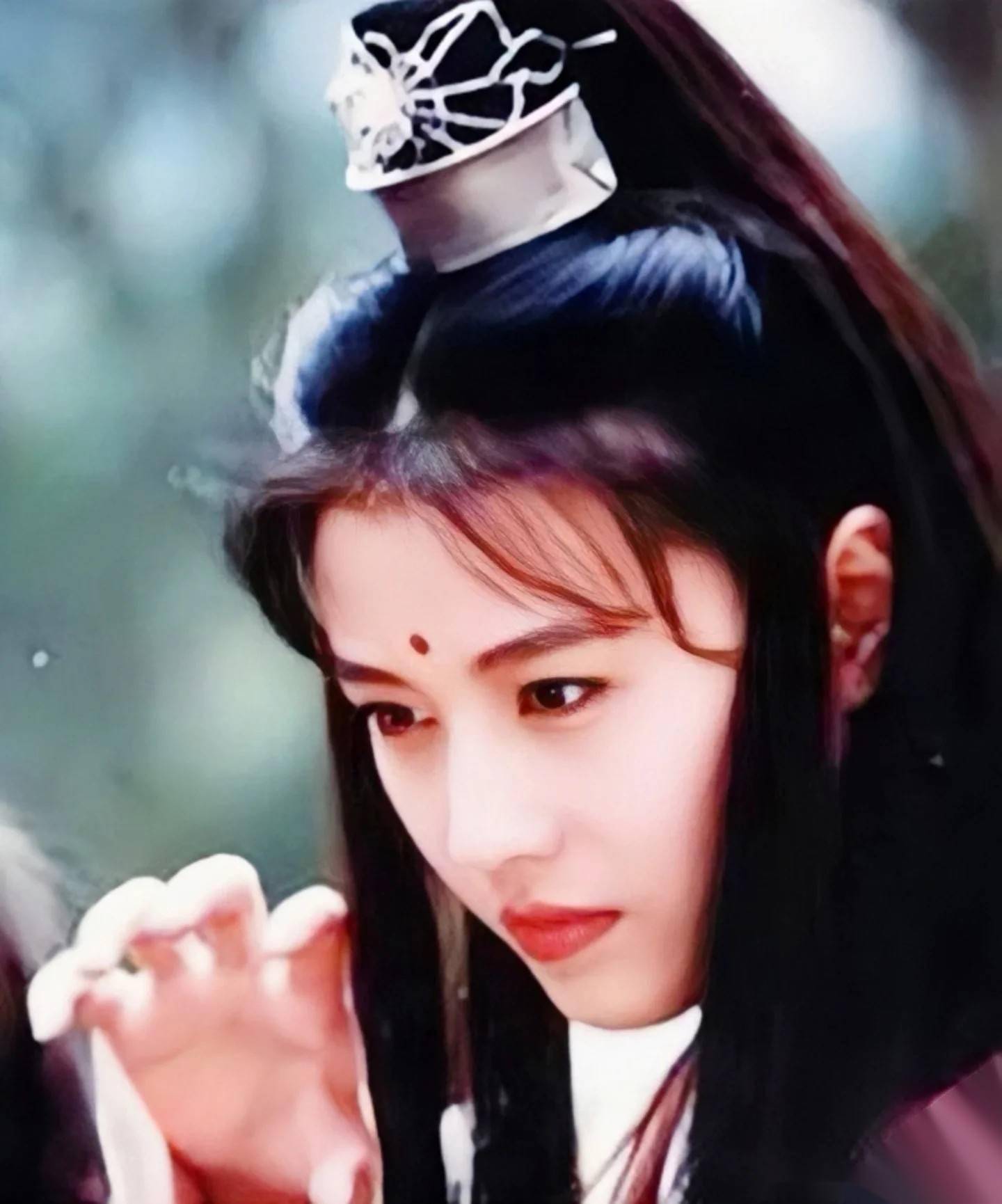 43岁周海媚写真曝光,这饱满身材令人惊艳!