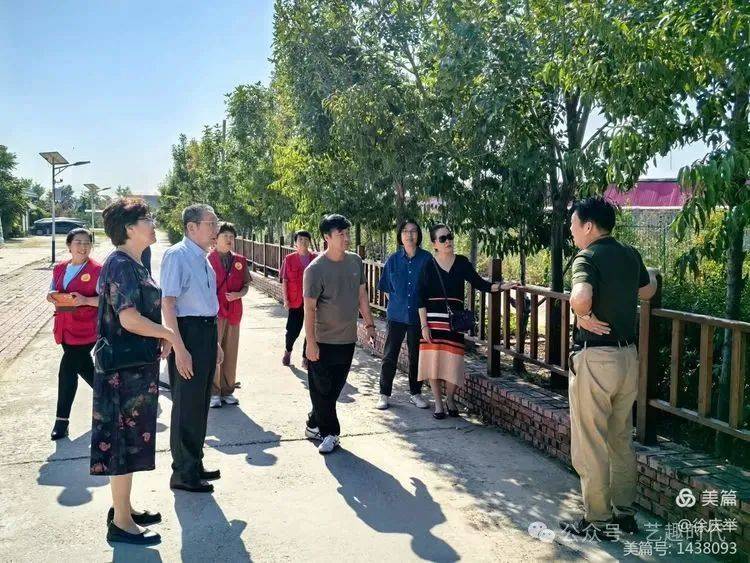 画讯俱乐部组织八位书画家走进津南西小站村 挥毫泼墨过中秋