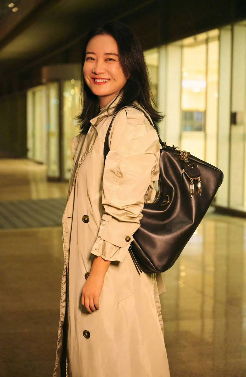 贾玲近照曝光,穿经典风衣赶飞机,身形发福腰身显粗,传复胖20斤