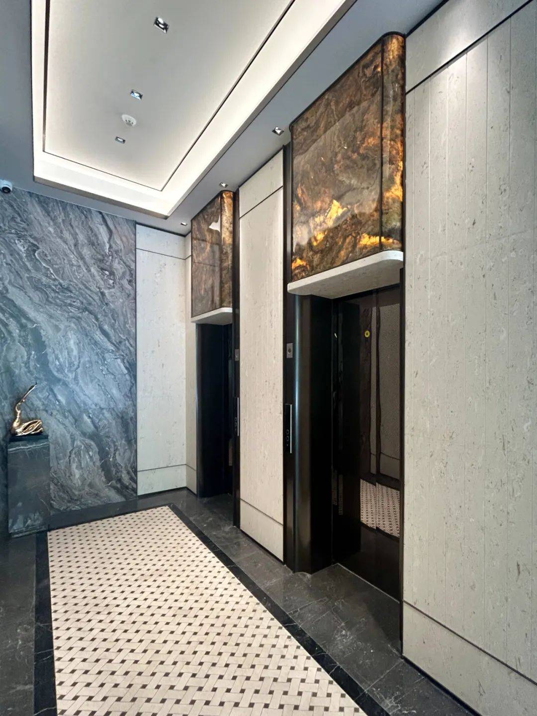 不能全盘否定,但市面上几乎99%的住宅,电梯上顶要不铺瓷砖,要不做面饰