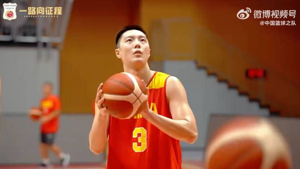 队长胡明轩大变样,犹如魔鬼"筋肉人",辽粤男篮一共4人登场