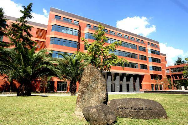 其他5个二级系部及专业情况如下——民航乘务学院:空中乘务,民航空中