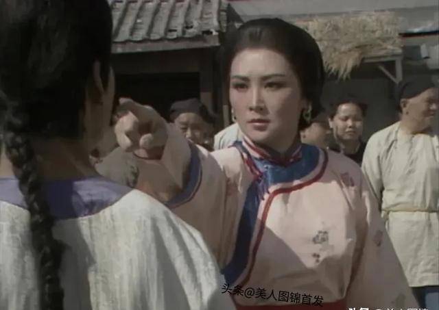 1988年,她首次尝试执导并参演了电视剧《十月风暴》.
