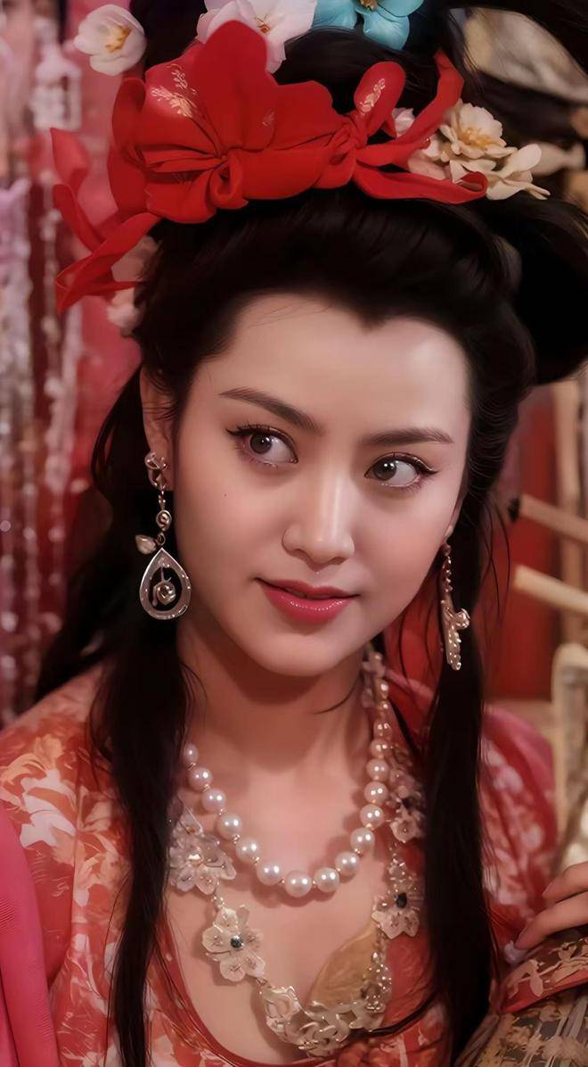 而李云鹃很好的把握了角色特征,她饰演的蝎子精无论是外形还是气质,都