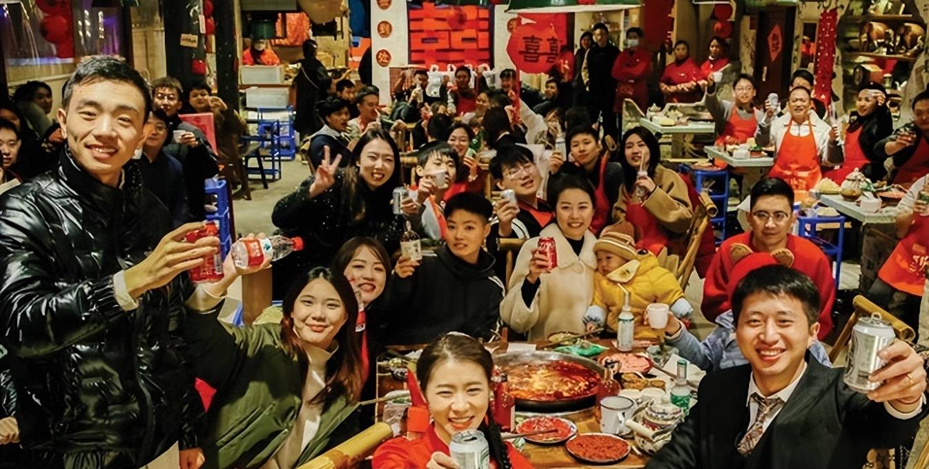 火锅店婚礼,"谷子"大聚会 "z世代"掀起个性新"婚尚"_婚宴_传统_年轻人