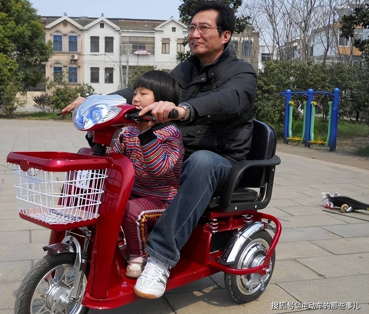 需要特别注意的是,货运电动三轮车是不能载人的,所以不允许使用货运