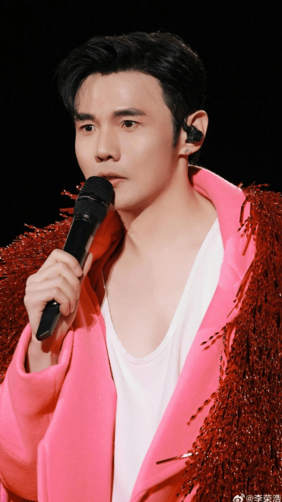 李荣浩演唱会单眼皮变双眼皮引粉丝热议