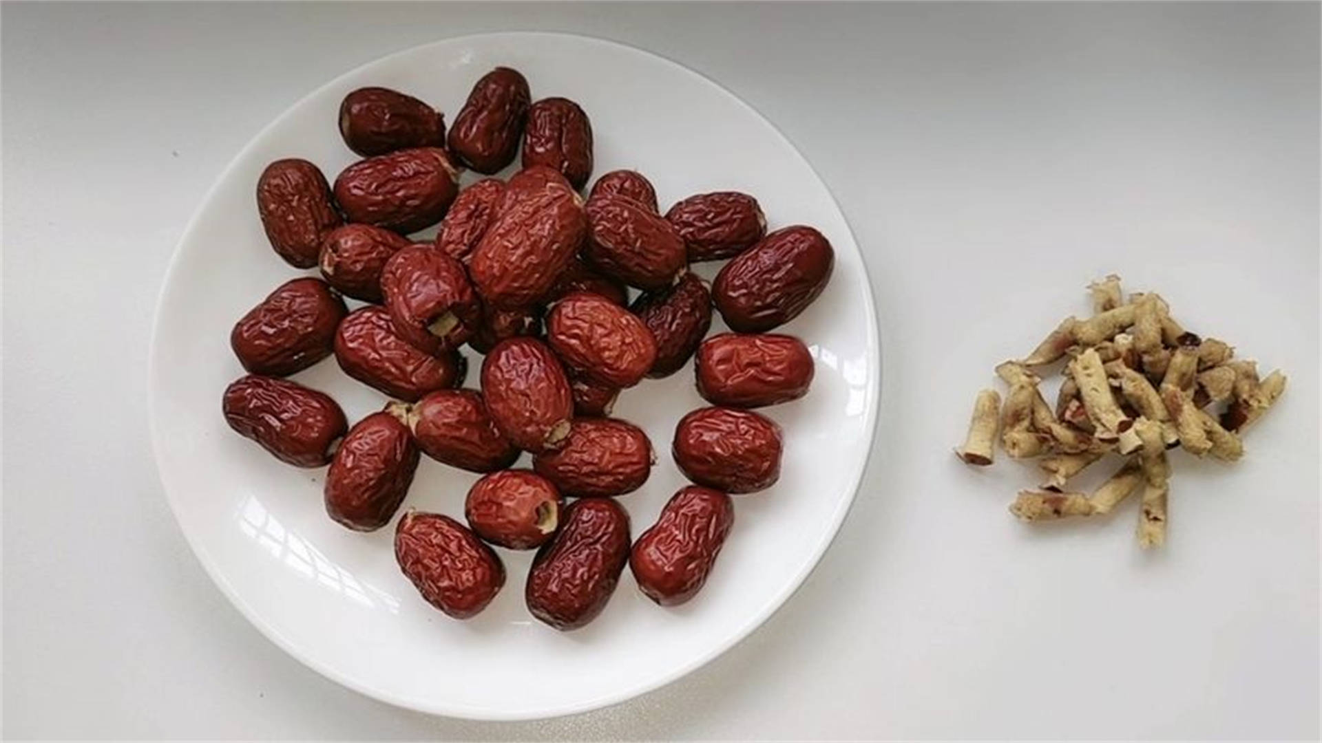 原来红枣上面有个小机关,碰一下轻松去枣核,简单又方便_剪刀_果肉_过程