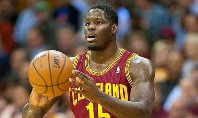 场均5分7篮板！水货榜眼让NBA这支球队苦不堪言