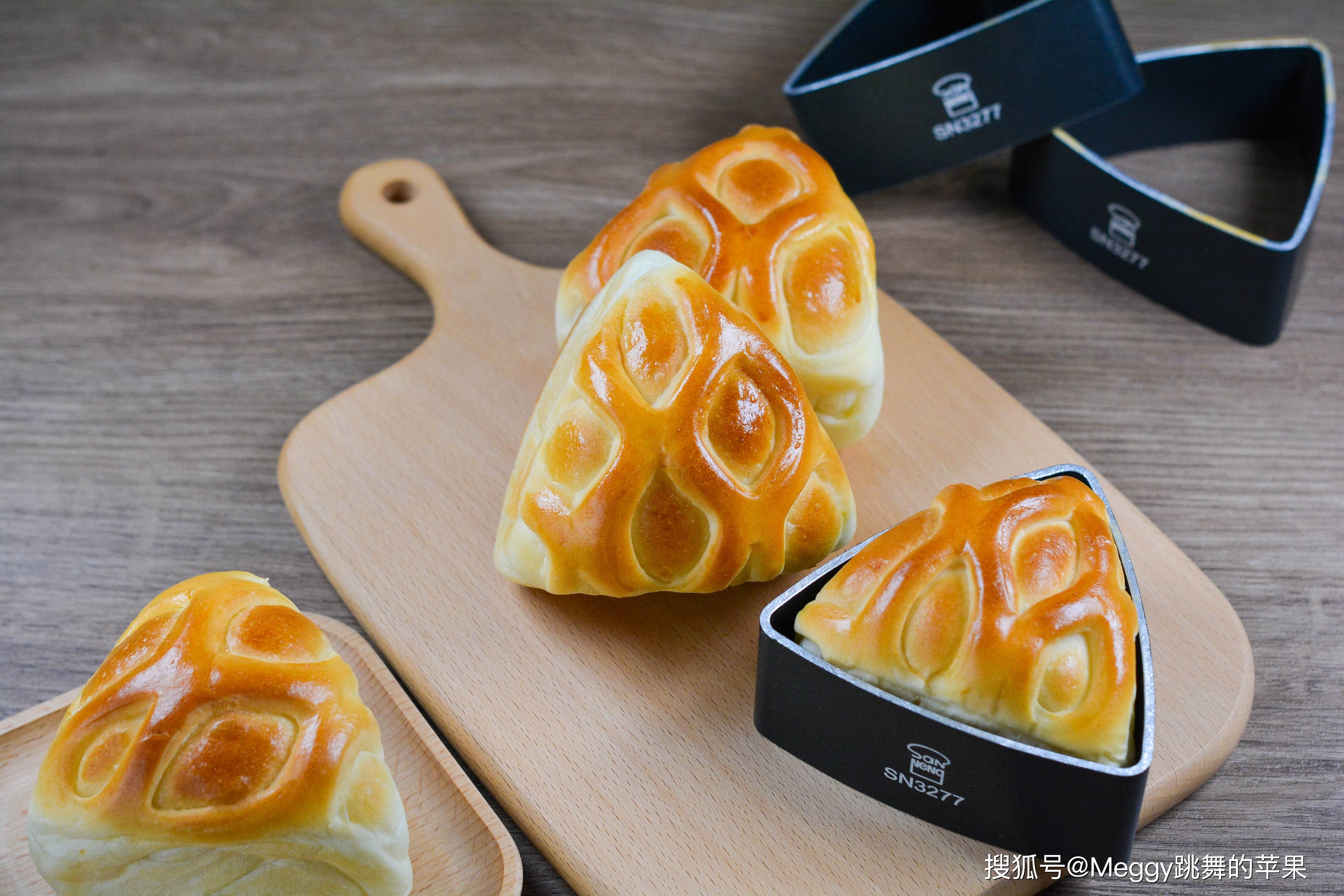 这个豆沙小面包,造型可爱,口感暄软香甜,一眨眼就吃光了