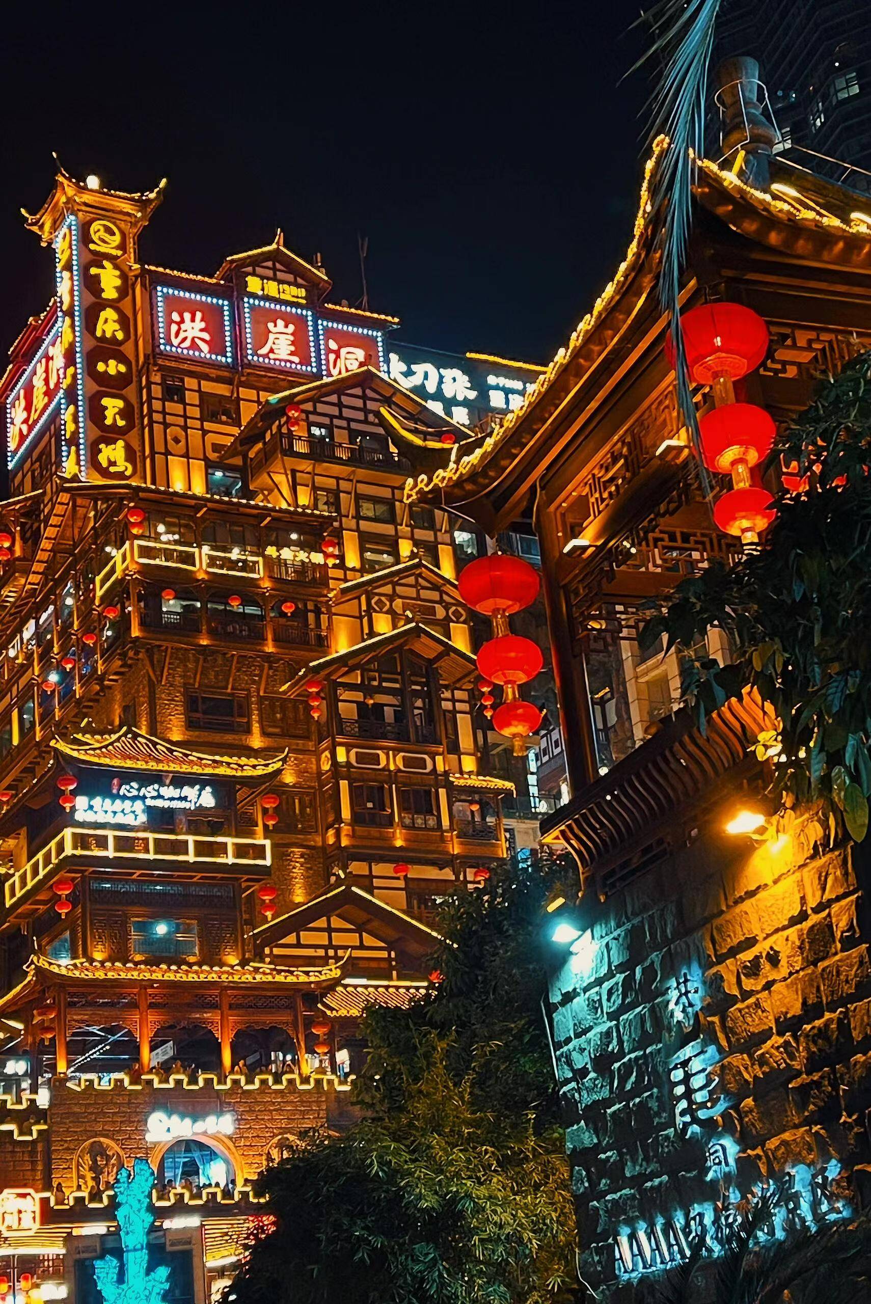 从洪崖洞的灯火阑珊到解放碑的繁华喧嚣,从长江