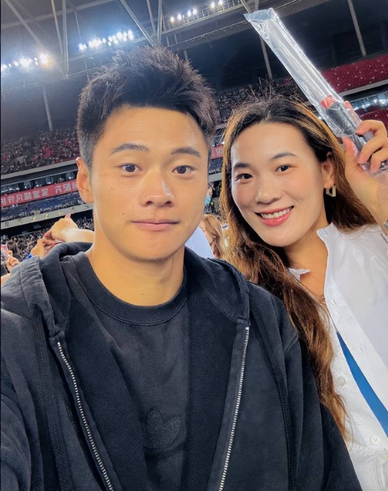谢震业和妻子近照,创亚洲纪录,拿奥运铜牌,老婆很漂亮