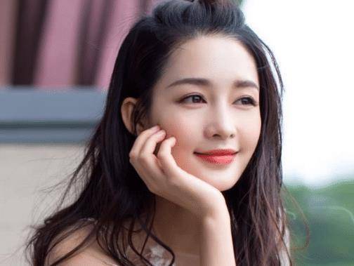 李沁拍照最"大胆"的一次,穿短款背心出镜,拍完很快包裹严实