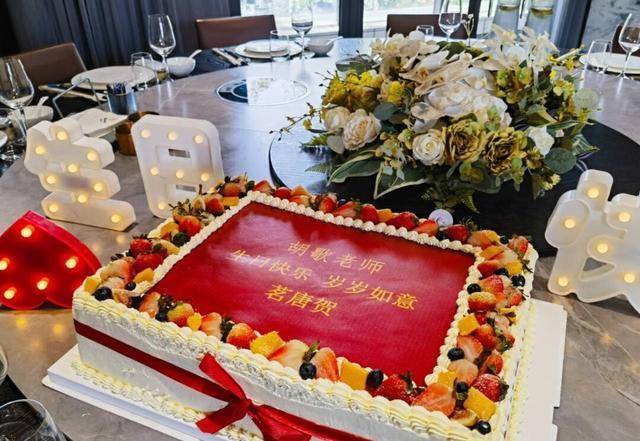 朋友晒胡歌庆生照,好帅好温柔,那方形蛋糕太抢眼了_网友_生日_照片