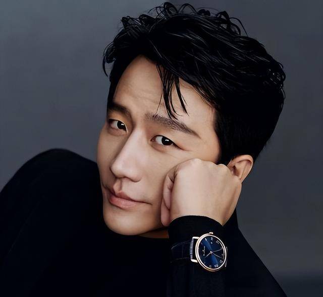 黄轩官宣恋情,女友正面照曝光,网友:和黄晓明的比强多了!