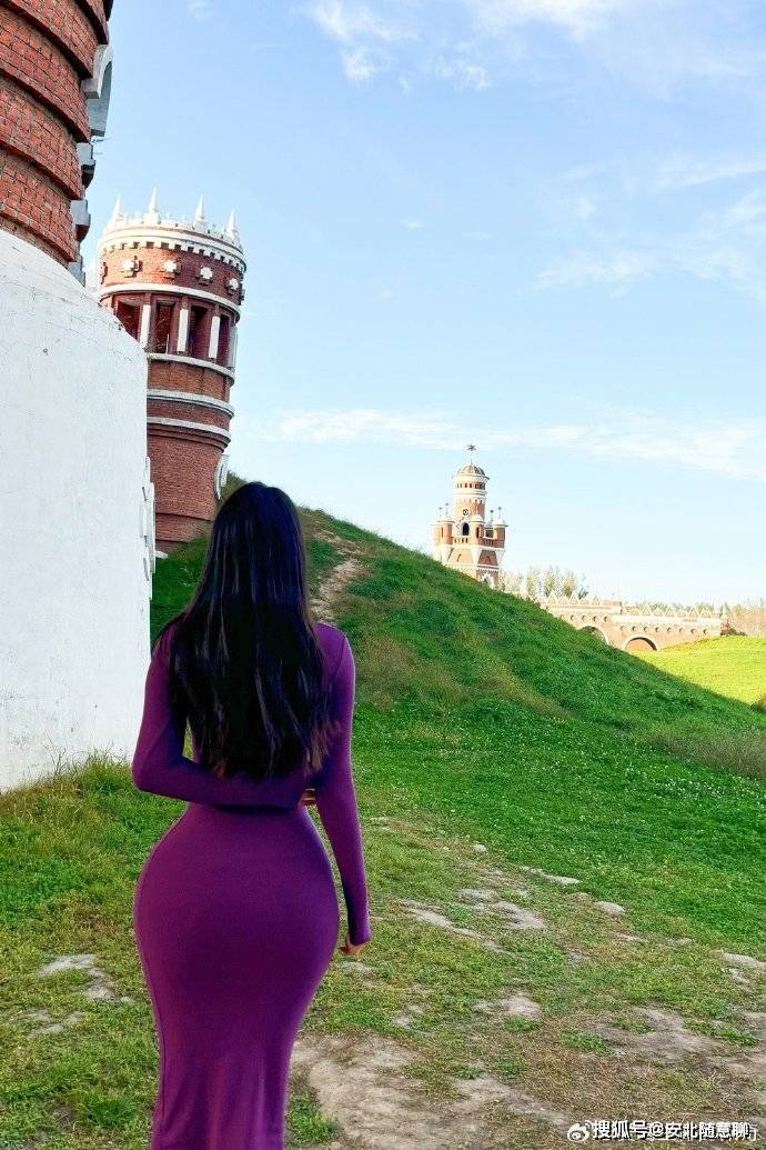 最开始的时候,光看背影还以为这位健身博主是一位混血儿,没想到是一个