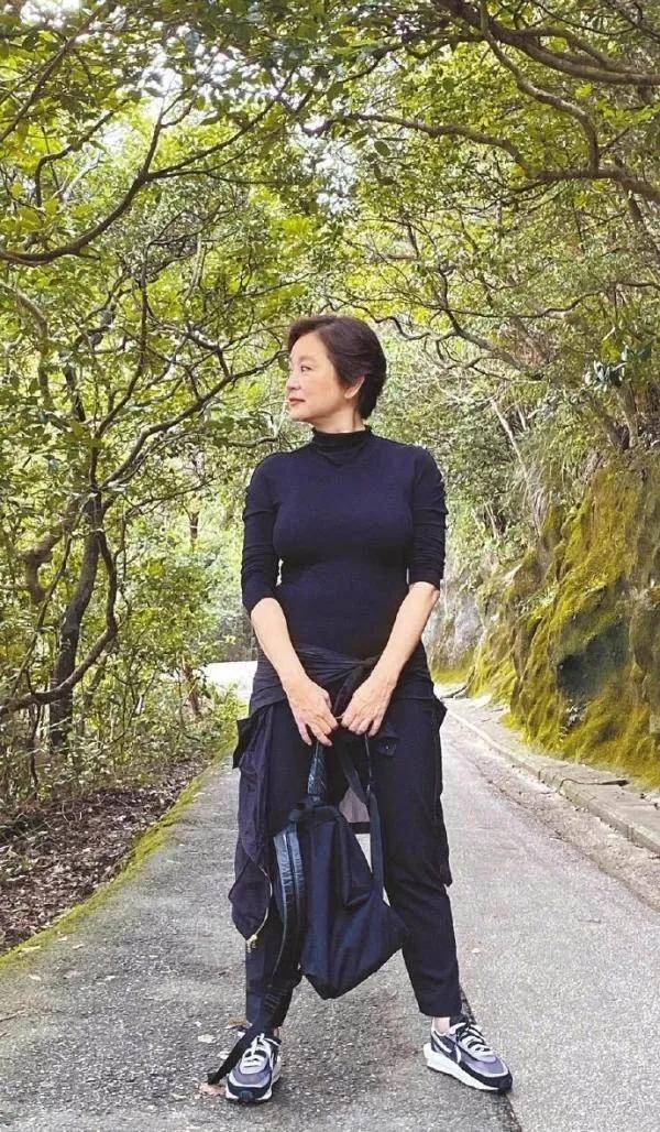 林青霞终于不年轻了但不医美,穿长衫布鞋和老奶奶般普通,皱纹横生反倒
