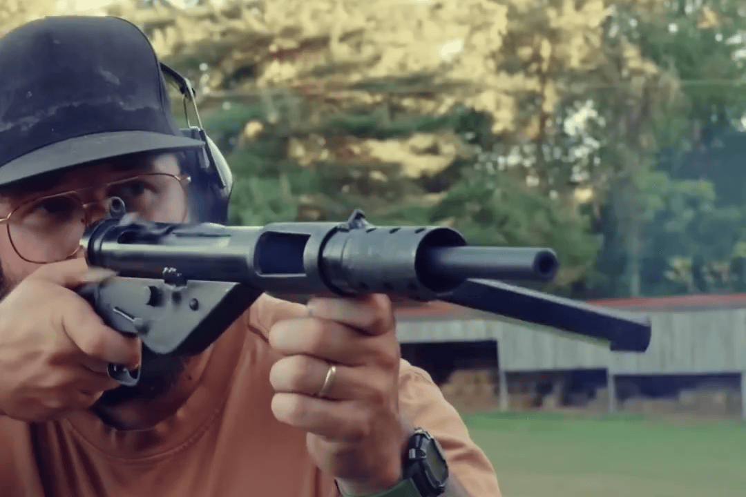 英国司登mk.ii冲锋枪 配备侧插弹匣射速500发 广泛用于盟军部队