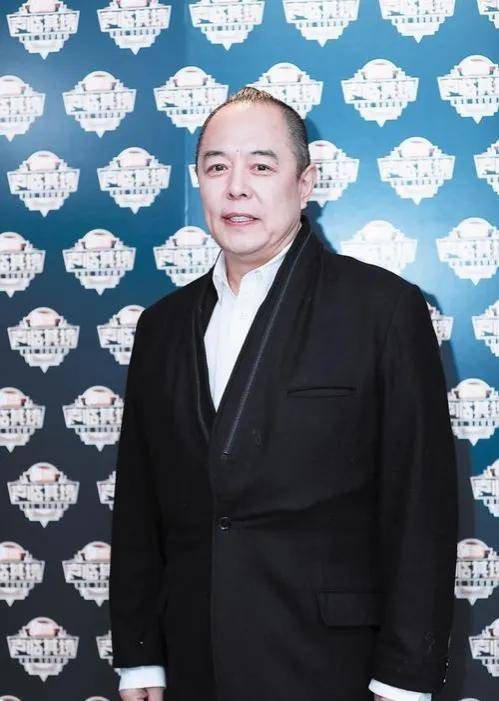 小时候的张铁林虽然长相英俊,但毕竟出身太普通,谁也想不到有一天
