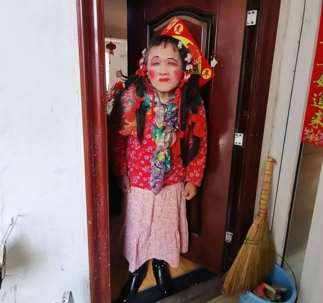 65岁过气网红大喜哥,拾荒20年还清18万,男扮女装的