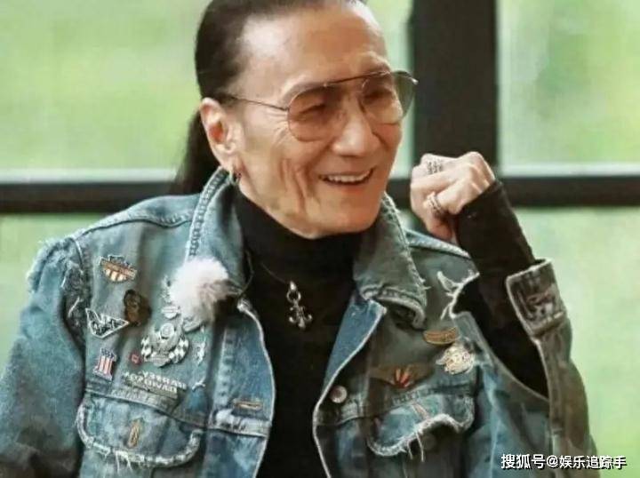 谢贤87岁近况曝光,黑色休闲装包裹严实,助手保姆全程陪护显贴心