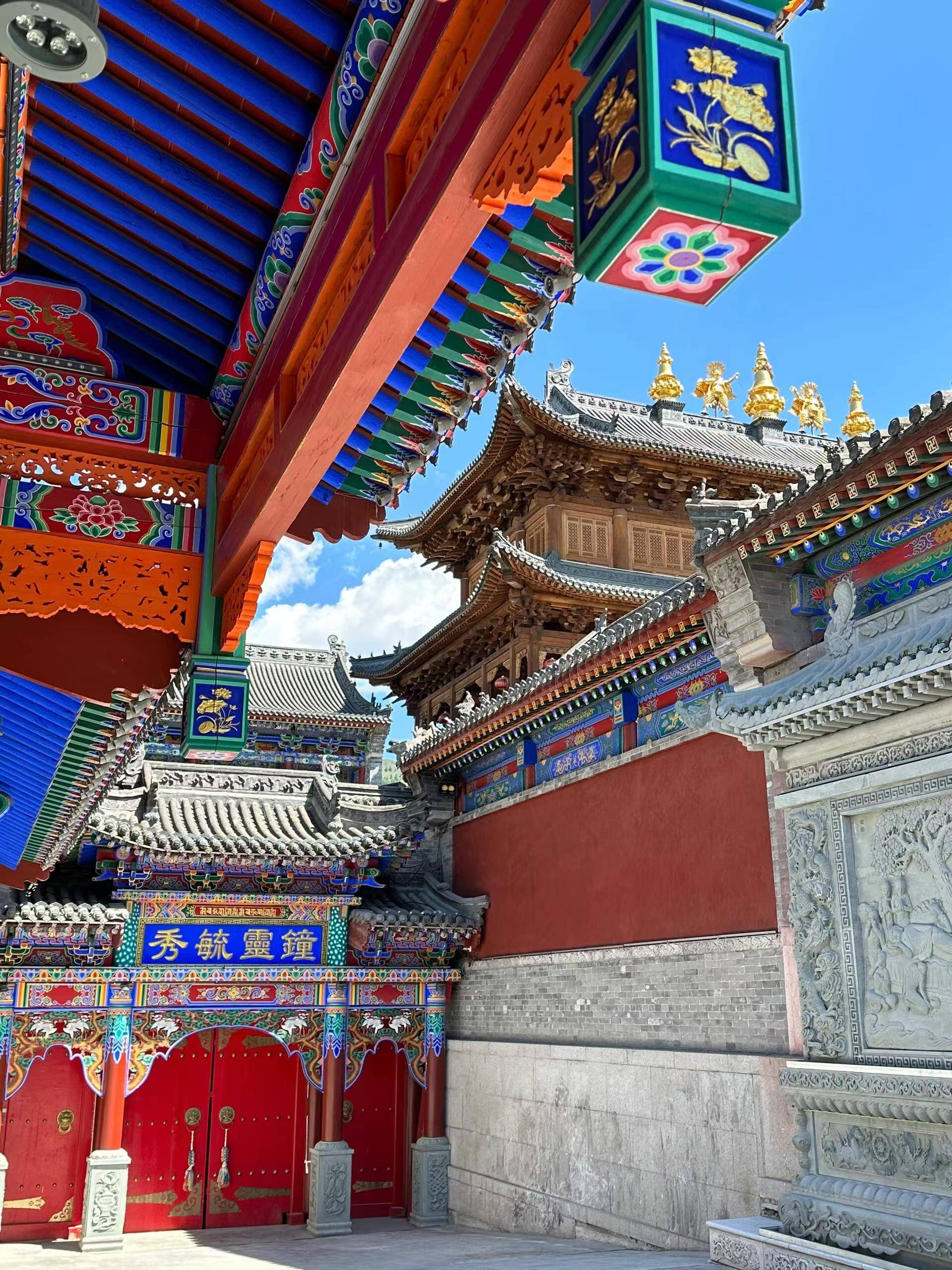 五台山是佛教名山,拥有众多的古建筑和朝拜点.