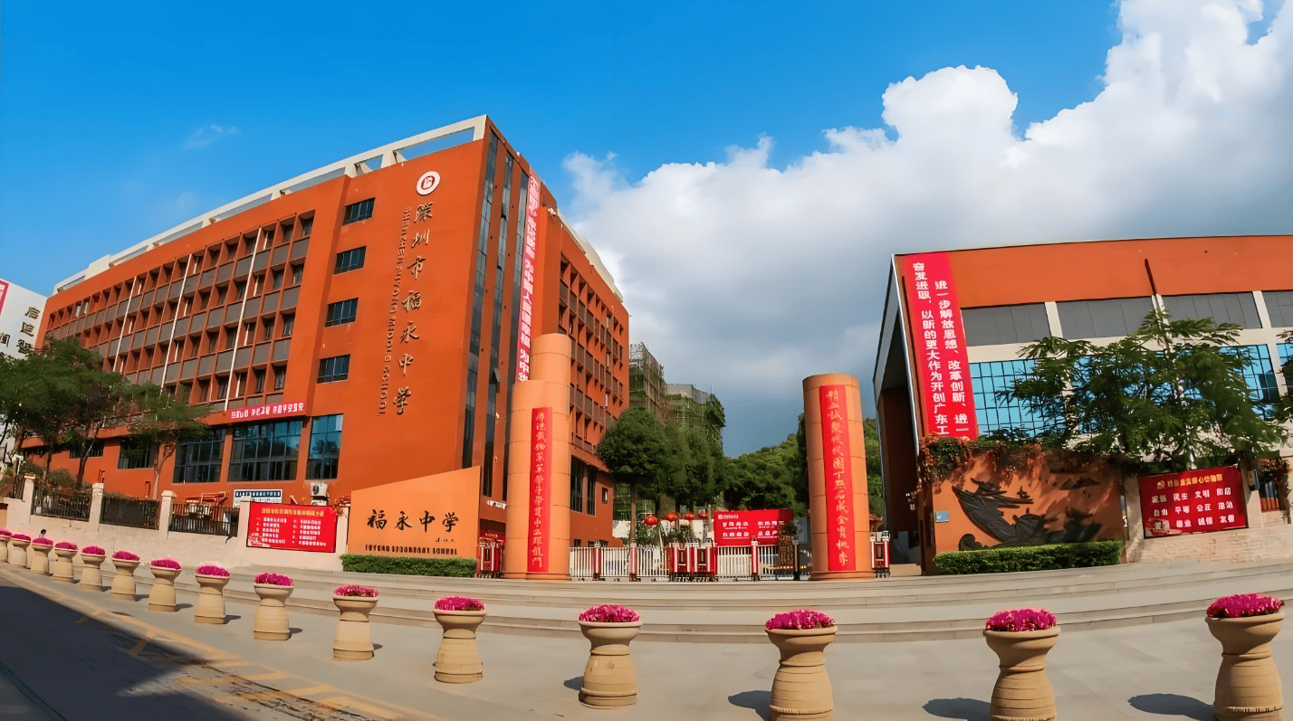 交通深圳地铁12号线怀德站距离小区1千米左右;地面交通发达,出门就是